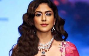 Mrunal Thakur's Glamorous Journey: A Visual Treat for Fans